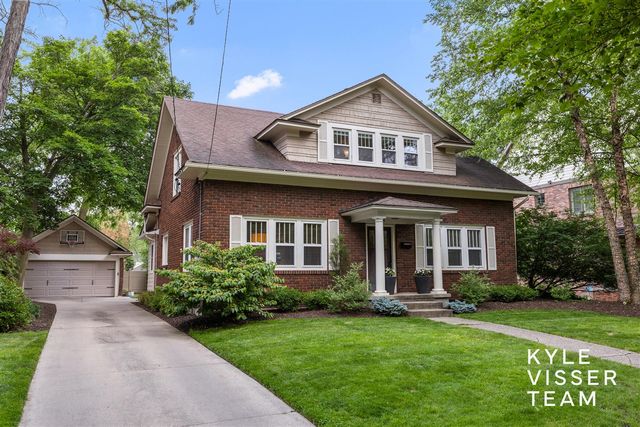 964 Pinecrest Avenue, East Grand Rapids, MI 49506