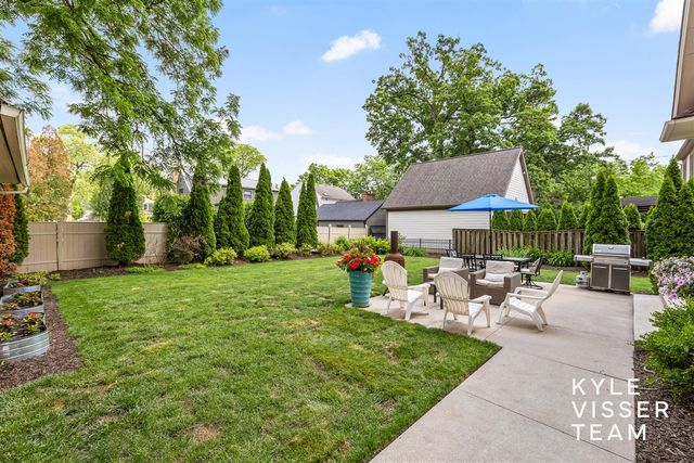 964 Pinecrest Avenue, East Grand Rapids, MI 49506