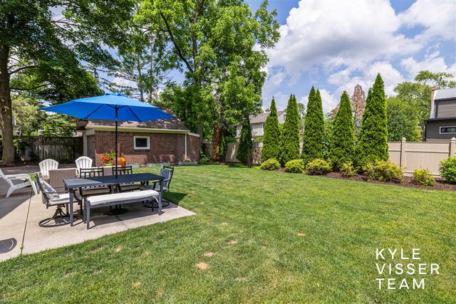 964 Pinecrest Avenue, East Grand Rapids, MI 49506