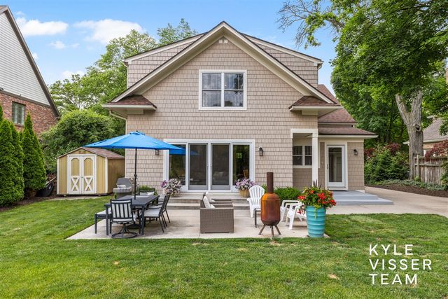 964 Pinecrest Avenue, East Grand Rapids, MI 49506