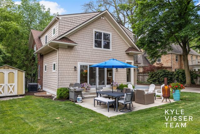 964 Pinecrest Avenue, East Grand Rapids, MI 49506
