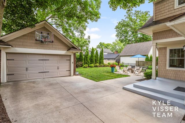 964 Pinecrest Avenue, East Grand Rapids, MI 49506