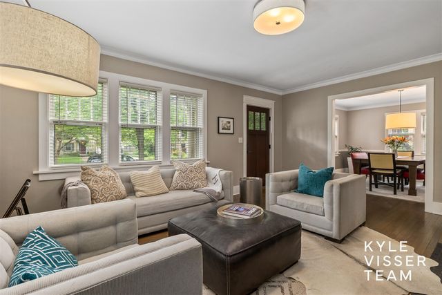 964 Pinecrest Avenue, East Grand Rapids, MI 49506