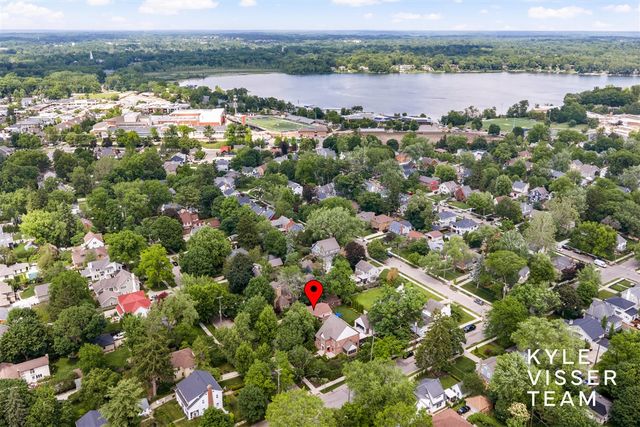 964 Pinecrest Avenue, East Grand Rapids, MI 49506