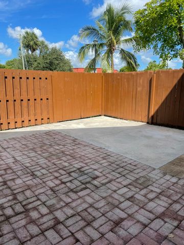 22976 Oxford Place, Boca Raton, FL 33433