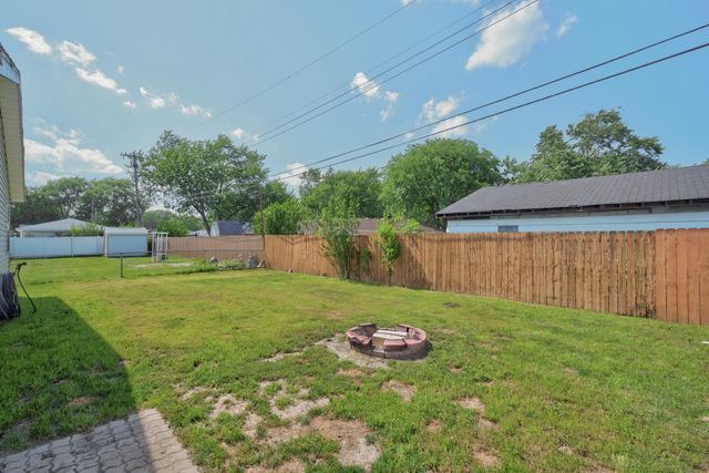 371 Pinewood Drive, Valparaiso, IN 46385