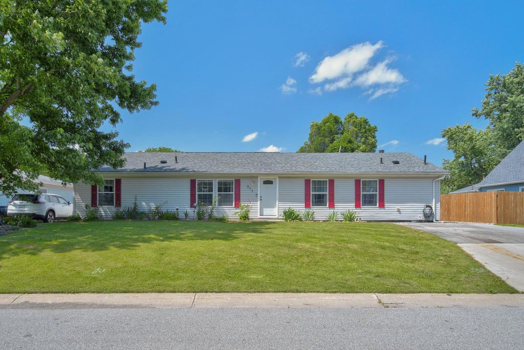371 Pinewood Drive, Valparaiso, IN 46385