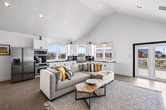 3910 Palmdale Court, Galveston, TX 77554