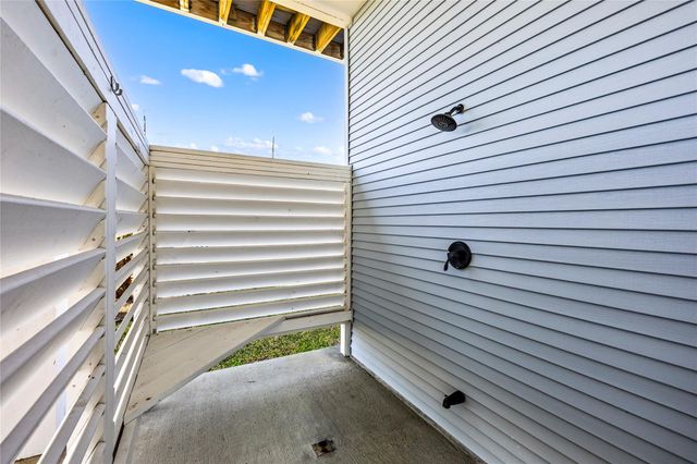 3910 Palmdale Court, Galveston, TX 77554