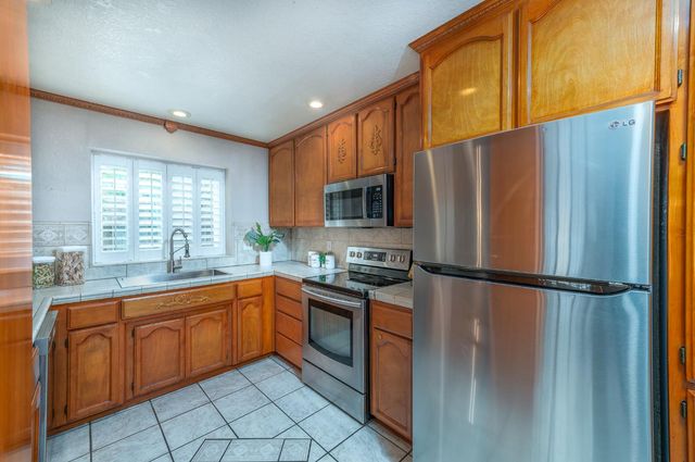 2820 Finlandia Ave, Modesto, CA 95358