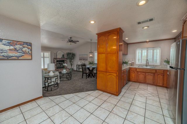 2820 Finlandia Ave, Modesto, CA 95358