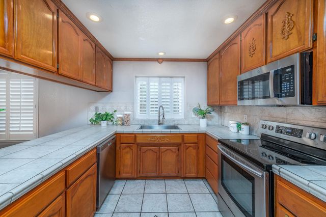 2820 Finlandia Ave, Modesto, CA 95358