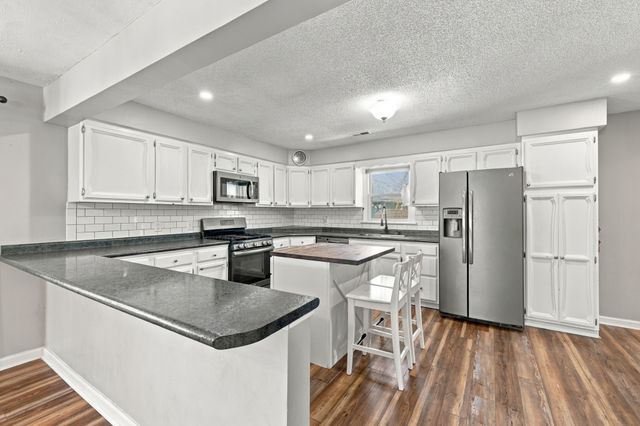 5445 NW 62nd Avenue, Johnston, IA 50131