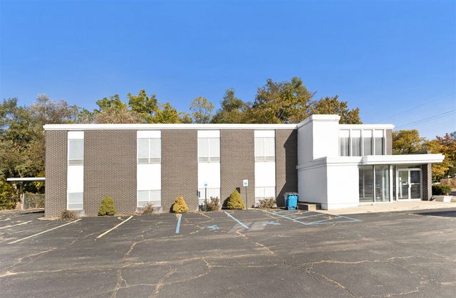 500 W Crosstown Parkway Parkway, Kalamazoo, MI 49008