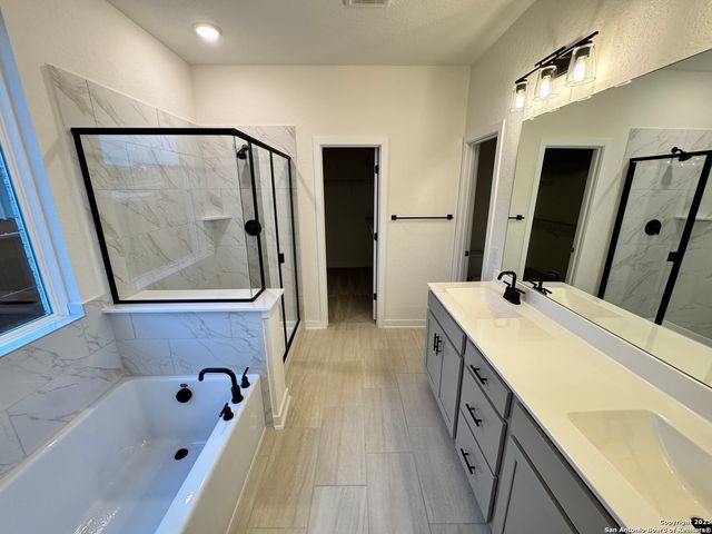 166 Mallorys Way, Castroville, TX 78009