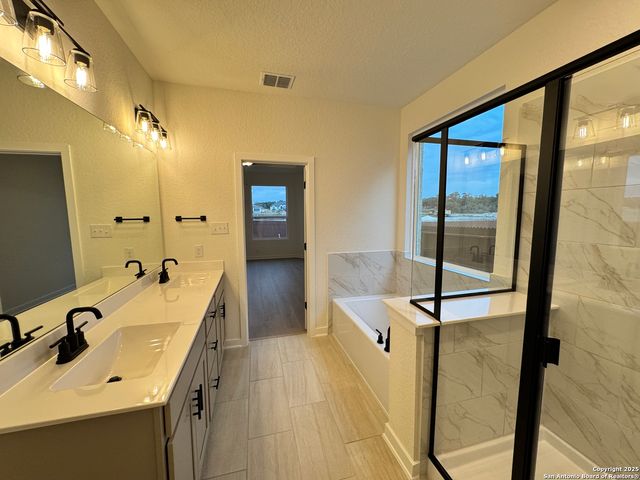 166 Mallorys Way, Castroville, TX 78009