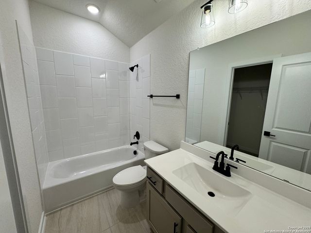 166 Mallorys Way, Castroville, TX 78009