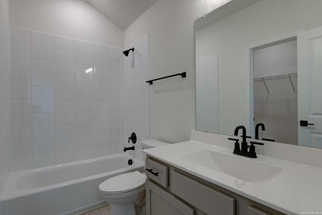 166 Mallorys Way, Castroville, TX 78009