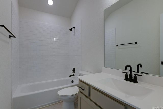 166 Mallorys Way, Castroville, TX 78009