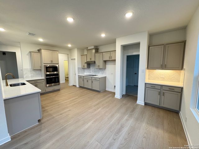 166 Mallorys Way, Castroville, TX 78009