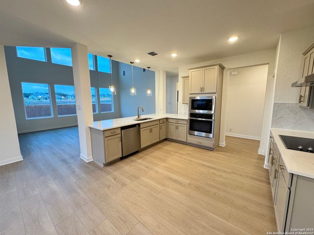 166 Mallorys Way, Castroville, TX 78009