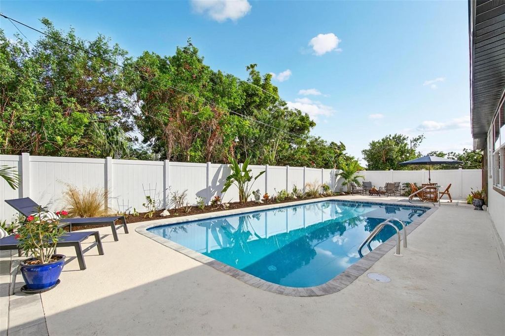 Image 2 of property listing at 4709 MINEOLA STREET, Bradenton, FL 34207