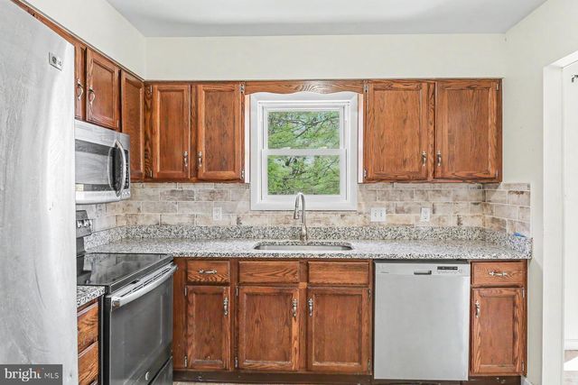 100 HEMLOCK LN, Etters, PA 17319