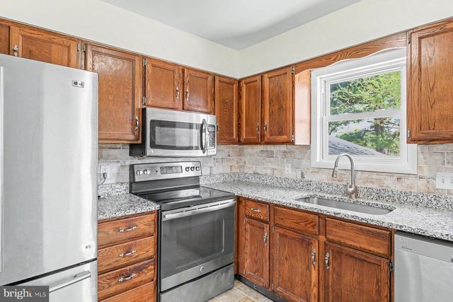 100 HEMLOCK LN, Etters, PA 17319