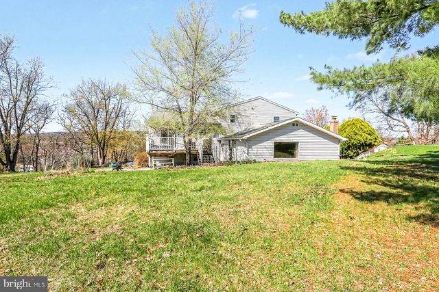100 HEMLOCK LN, Etters, PA 17319