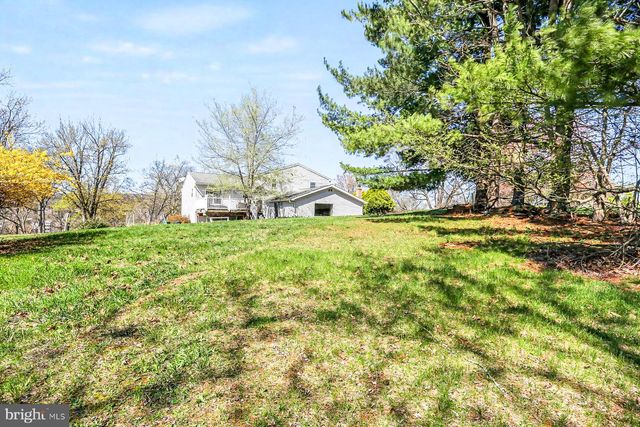 100 HEMLOCK LN, Etters, PA 17319