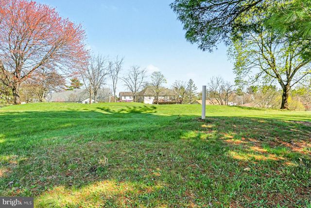 100 HEMLOCK LN, Etters, PA 17319