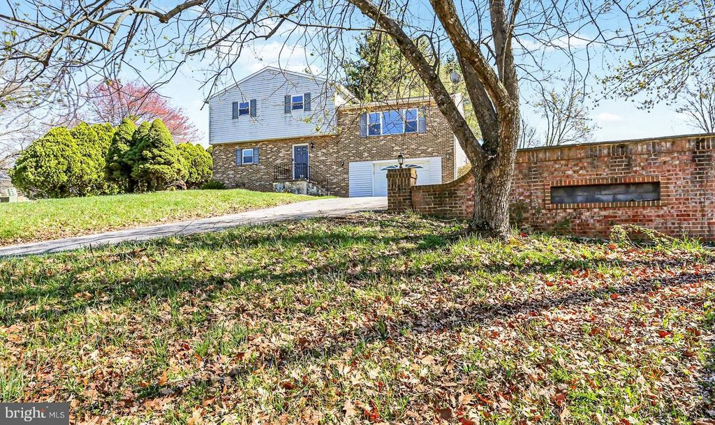 100 HEMLOCK LN, Etters, PA 17319