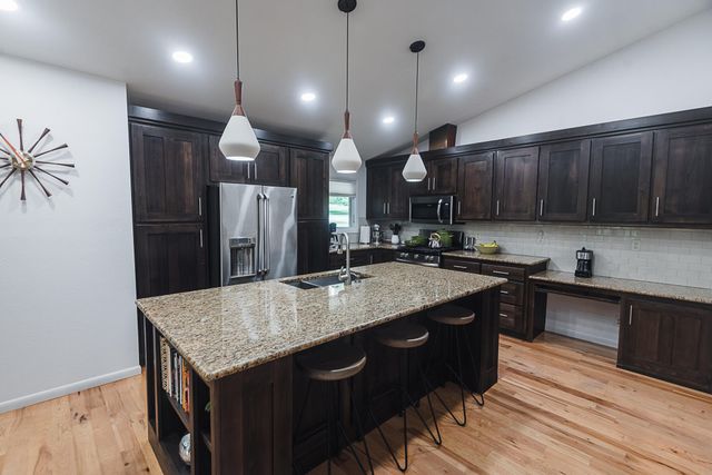 2266 E Sunset Street, Springfield, MO 65804