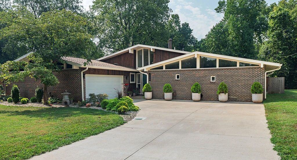2266 E Sunset Street, Springfield, MO 65804