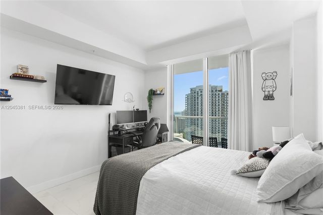 300 S Biscayne Blvd T-2806, Miami, FL 33131