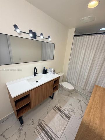 300 S Biscayne Blvd T-2806, Miami, FL 33131