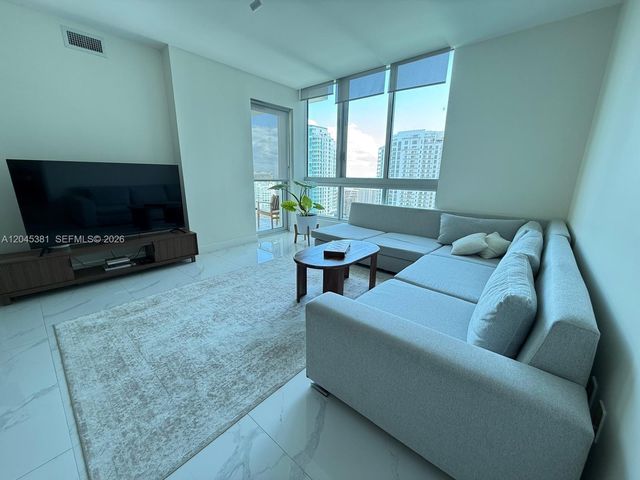 300 S Biscayne Blvd T-2806, Miami, FL 33131