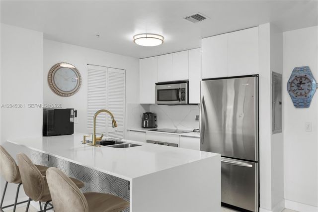 300 S Biscayne Blvd T-2806, Miami, FL 33131