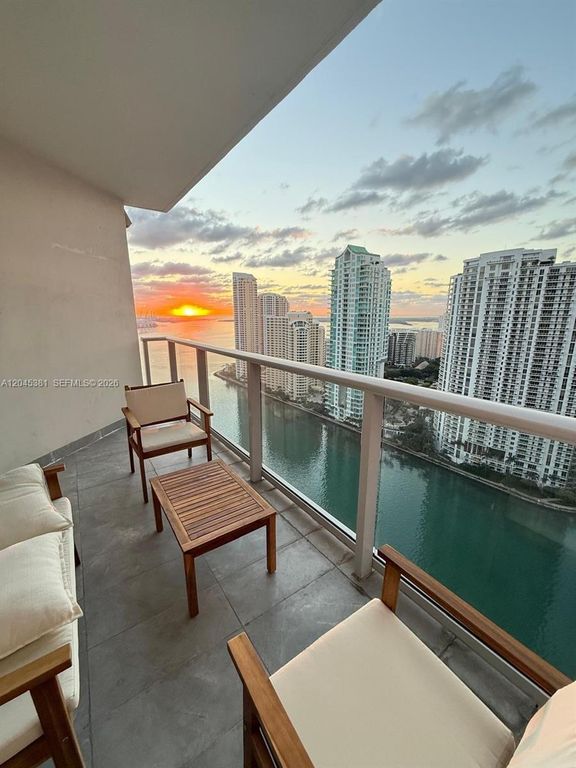 300 S Biscayne Blvd T-2806, Miami, FL 33131