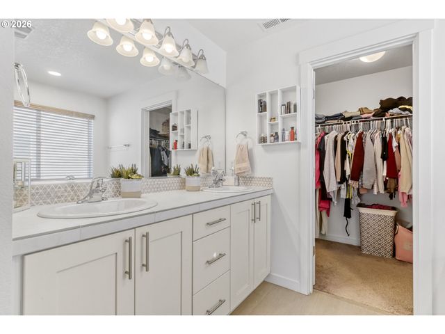 825 S 23RD Ave, Cornelius, OR 97113