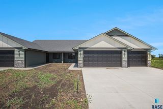 1122 11th St NE, Madison, SD 57042