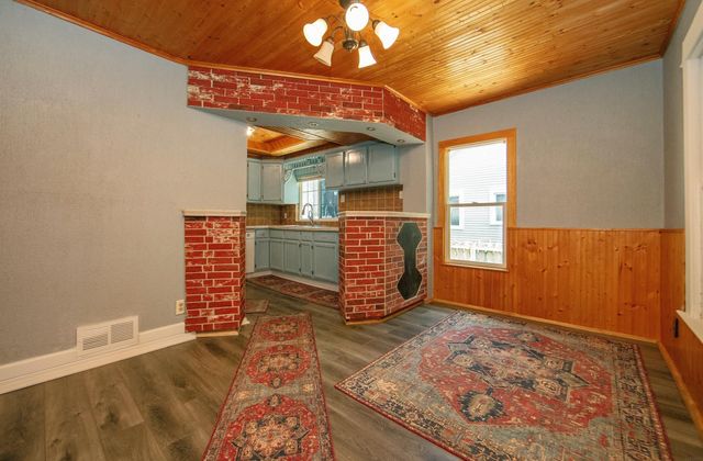 1043 Independence Avenue, Waterloo, IA 50703
