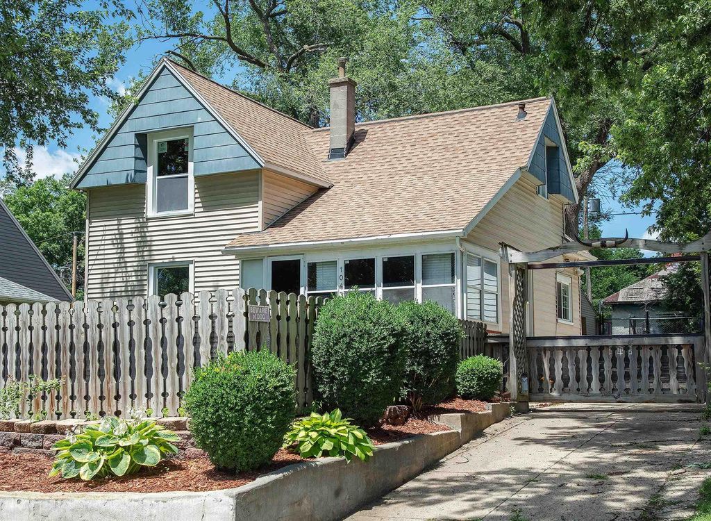 1043 Independence Avenue, Waterloo, IA 50703