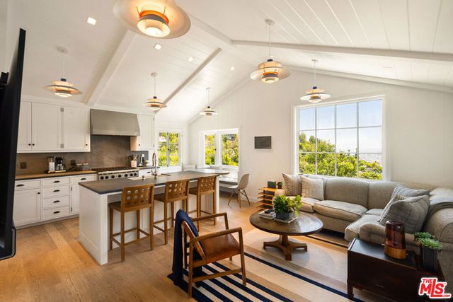8836 Evanview Drive, West Hollywood, CA 90069