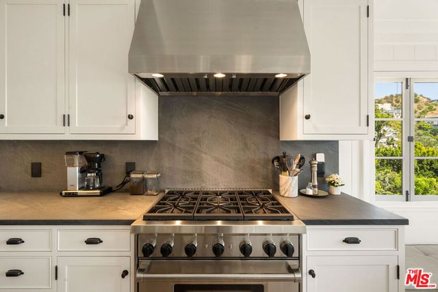 8836 Evanview Drive, West Hollywood, CA 90069