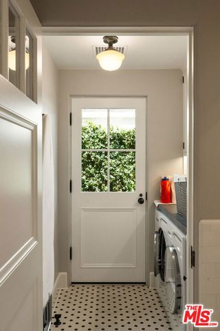 8836 Evanview Drive, West Hollywood, CA 90069