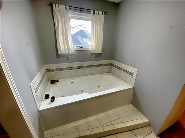 10631 W 109th Street, Overland Park, KS 66210