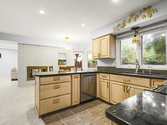 1718 Jacoby Place, Rockford, IL 61107