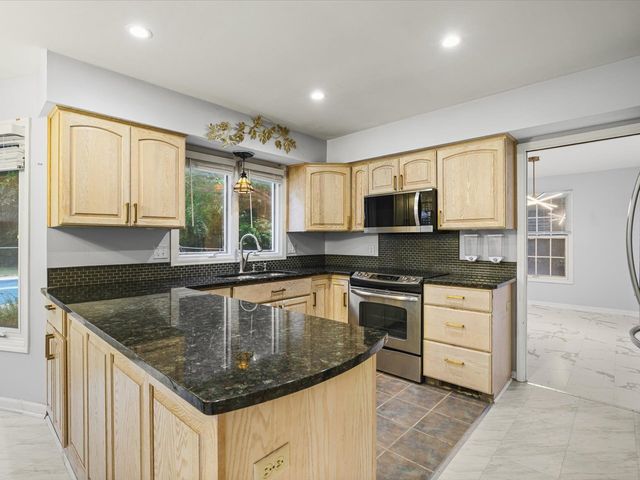 1718 Jacoby Place, Rockford, IL 61107