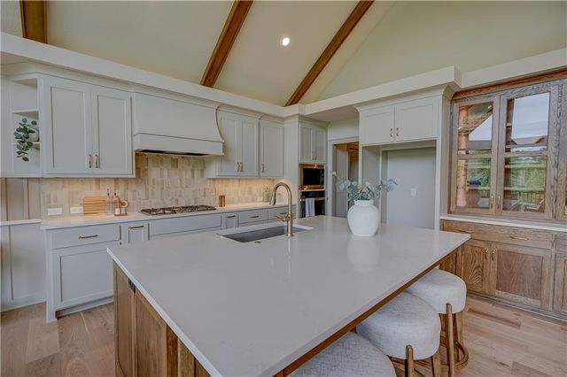 912 Savannah Lane, Greenwood, MO 64034